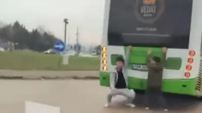 Bursa’da otobüsün arkasına tutunarak ayaklarını yere sürüyen 10-15 yaşlarındaki 2