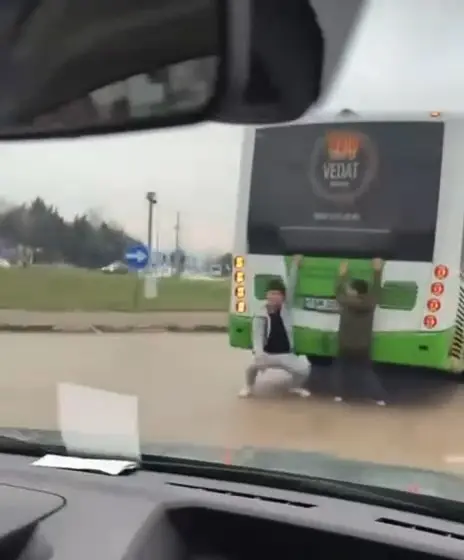 Bursa’da otobüsün arkasına tutunarak ayaklarını yere sürüyen 10-15 yaşlarındaki 2