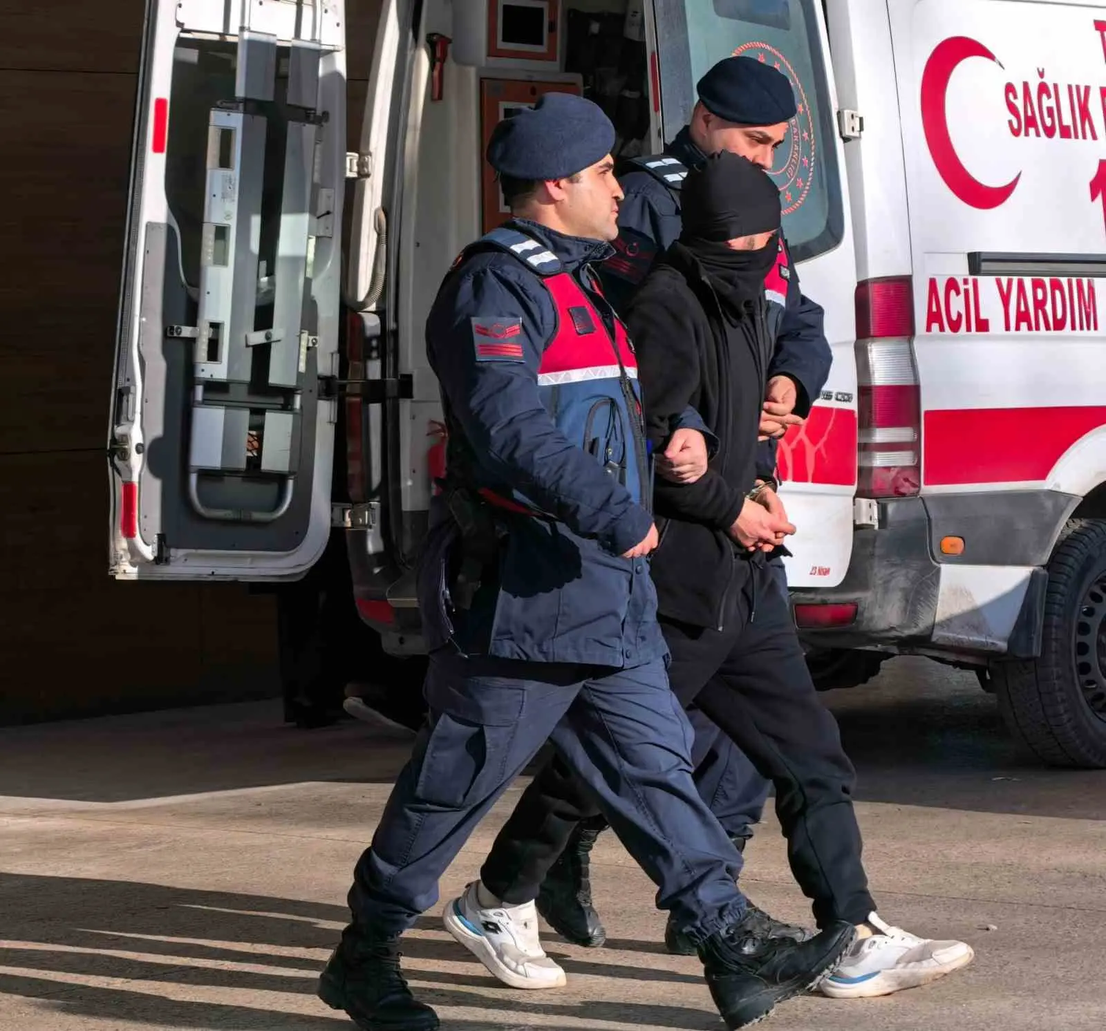 Bursa’nın İnegöl ilçesinde cezaevinden firar ederek tekel bayine tüfekle ateş