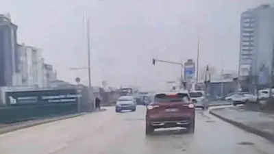 Bursa’da seyir halindeki bir otomobilin ters yöne girmesi trafikte paniğe