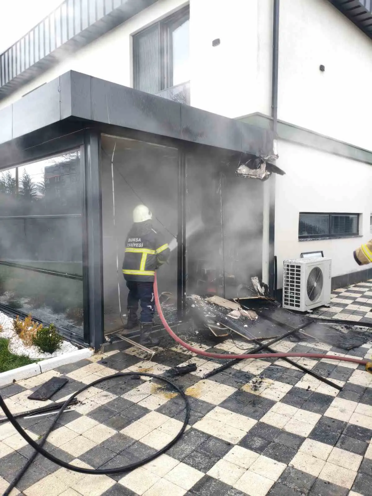 Bursa’nın İnegöl ilçesinde kırsal mahallede bulunan 2 katlı yazlık evde