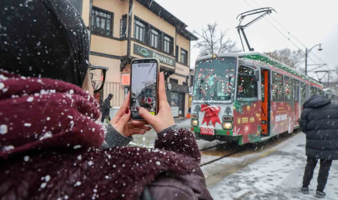 Bursa Büyükşehir Belediyesi tarafından yeni yıl temasıyla süslenerek kent merkezinde