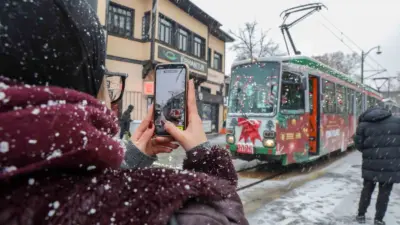 Bursa Büyükşehir Belediyesi tarafından yeni yıl temasıyla süslenerek kent merkezinde