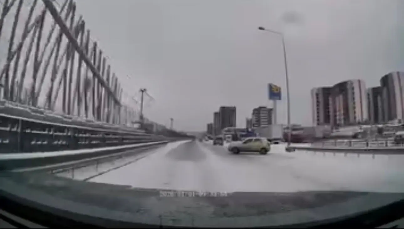 Bursa’da etkili olan yoğun kar yağışı ve buzlanma nedeniyle şehir