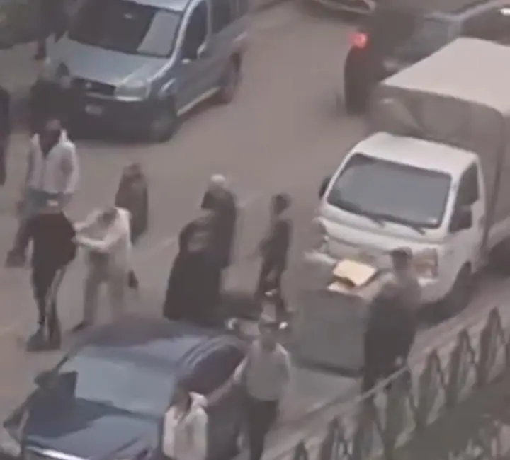 Bursa’da cadde ortasında çıkan kavga sonrası ortalık savaş alanına döndü.