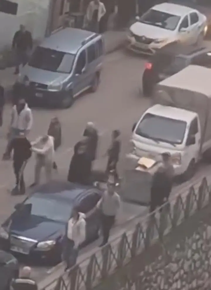 Bursa’da cadde ortasında çıkan kavga sonrası ortalık savaş alanına döndü.