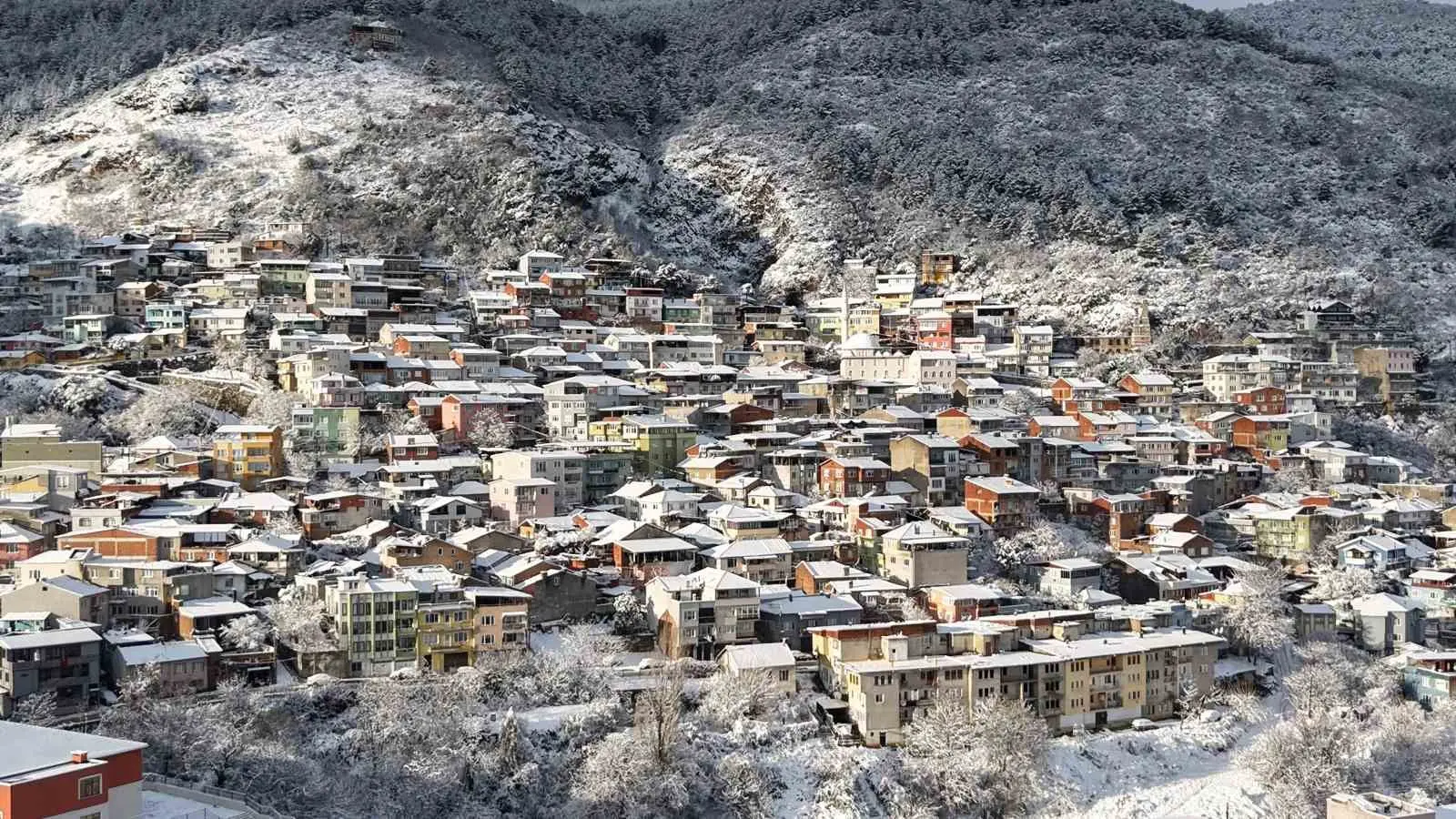 Bursa’da şehir merkezine yağan kar yağışıyla birlikte Uludağ’ın eteklerindeki tarihi