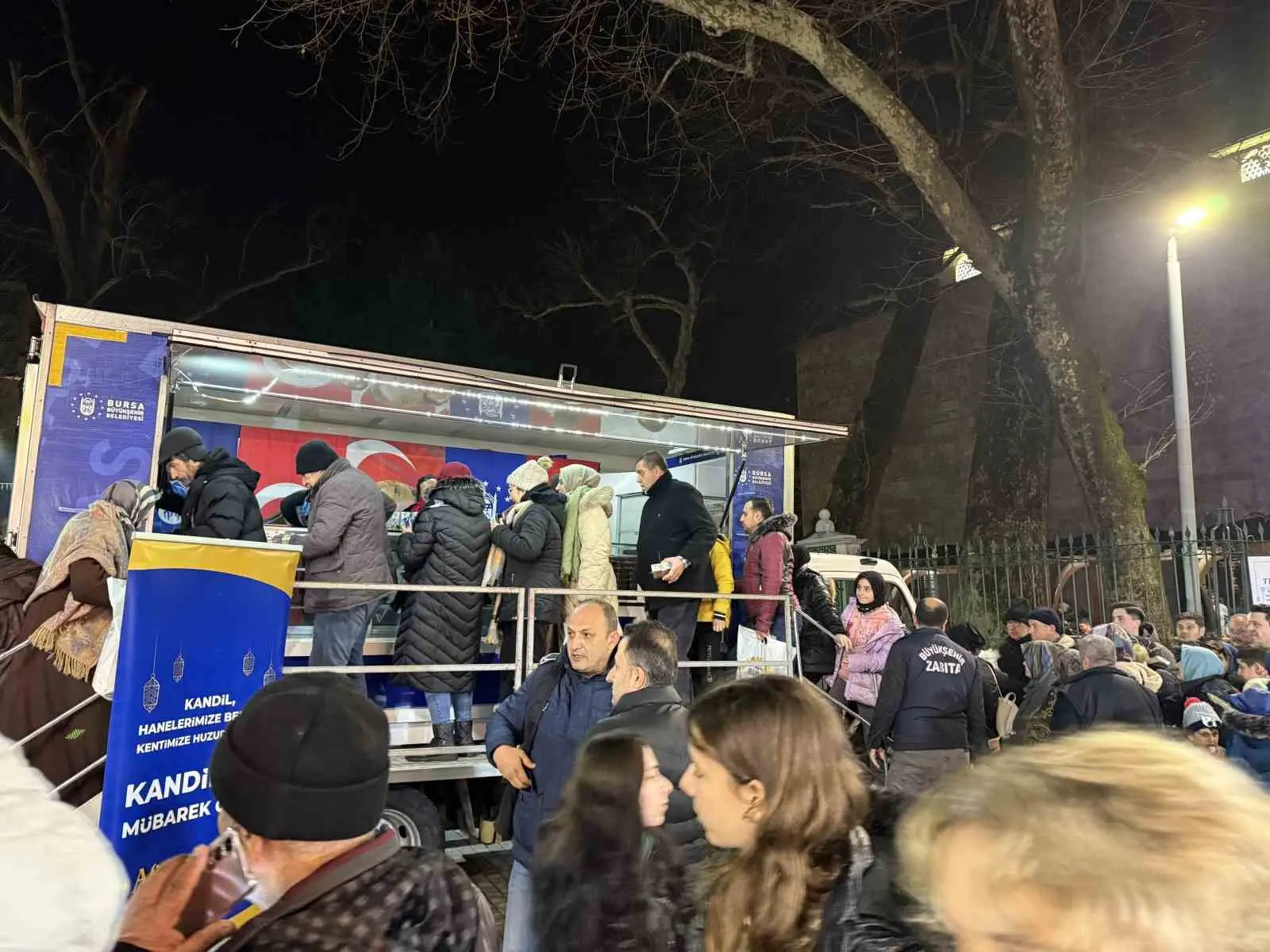 Bursa’da Miraç Kandili dolayısıyla vatandaşlar camilere akın ederek mübarek geceyi