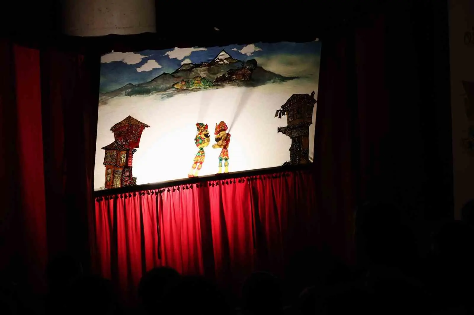 Yüzlerce yıllık geçmişe sahip olan gölge oyunu Karagöz’ü yaşatmak ve