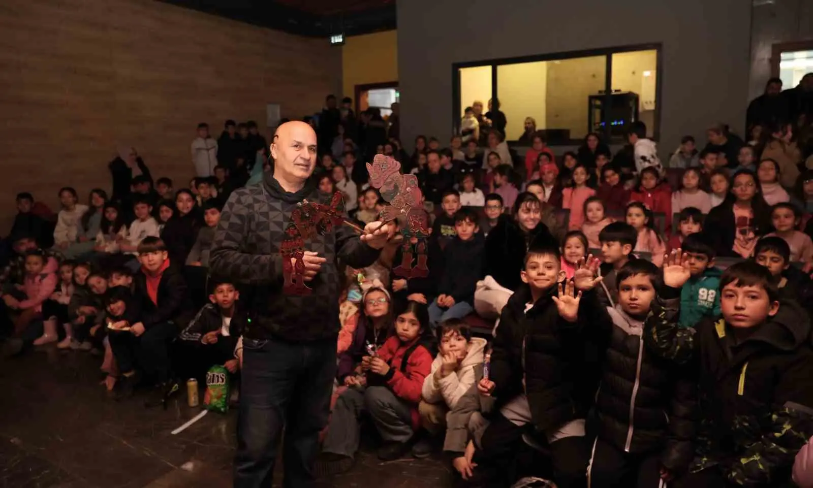 Yüzlerce yıllık geçmişe sahip olan gölge oyunu Karagöz’ü yaşatmak ve