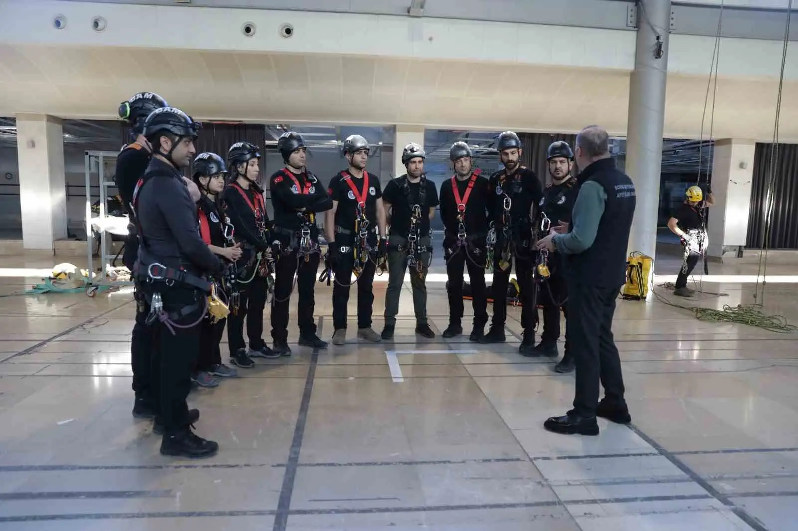 Bursa Büyükşehir Belediyesi bünyesinde personelin gönüllü katılımıyla kurulan Bursa Acil