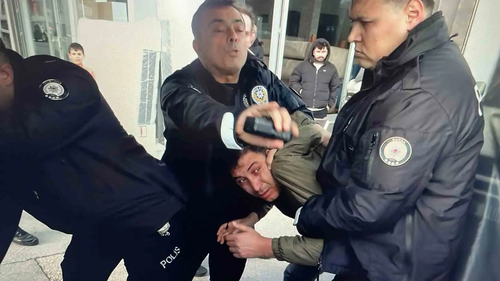 Bursa Büyükşehir Belediye Başkanı Mustafa Bozbey’e fiziki saldırı girişiminde bulunan