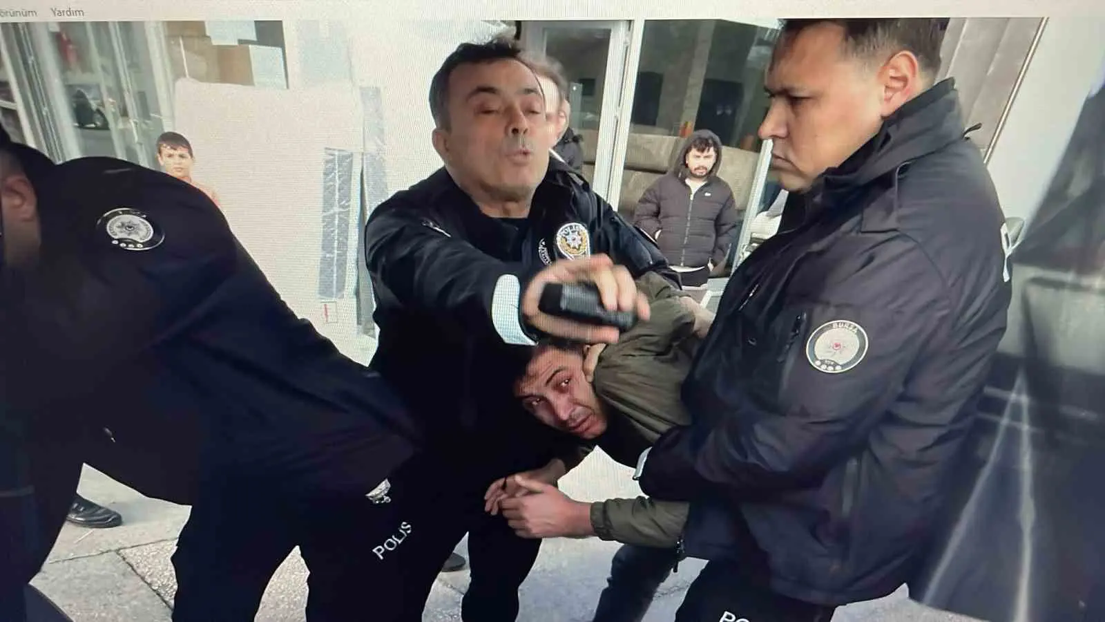 Bursa Büyükşehir Belediye Başkanı Mustafa Bozbey’e fiziki saldırı girişiminde bulunan