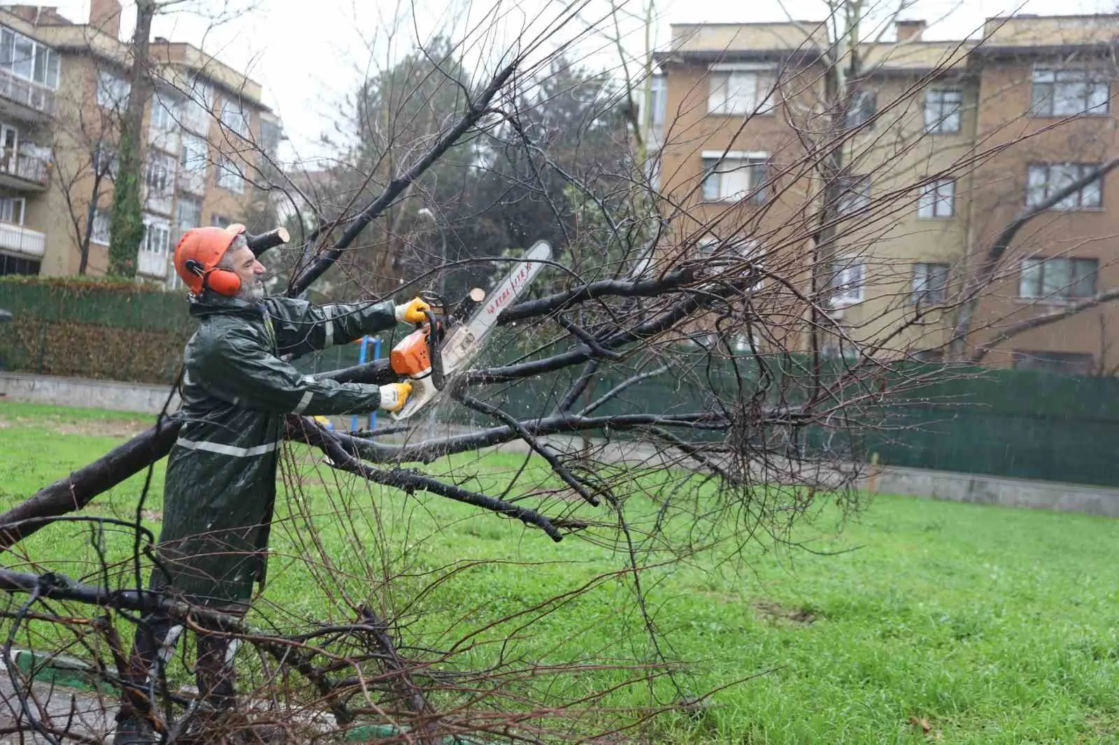 Bursa Büyükşehir Belediyesi, kent genelinde etkili olan şiddetli rüzgarın yol