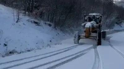Bursa’nın yüksek kesimlerinde kar yağışının etkili olmasıyla çalışmalarını aralıksız sürdüren