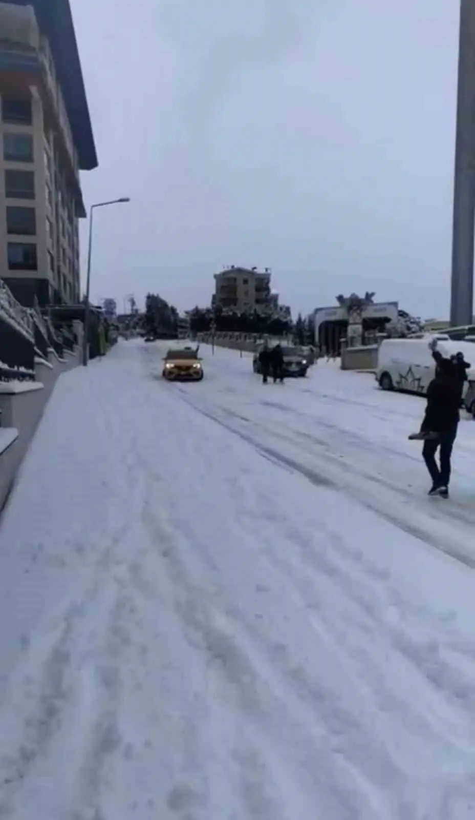 Bursa’da yeni yılın ilk saatlerinde yoğun kar yağışı herkesi hazırlıksız