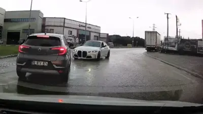 Bursa’nın Nilüfer ilçesinde drift artarken, kontrolden çıkan araç trafiği birbirine