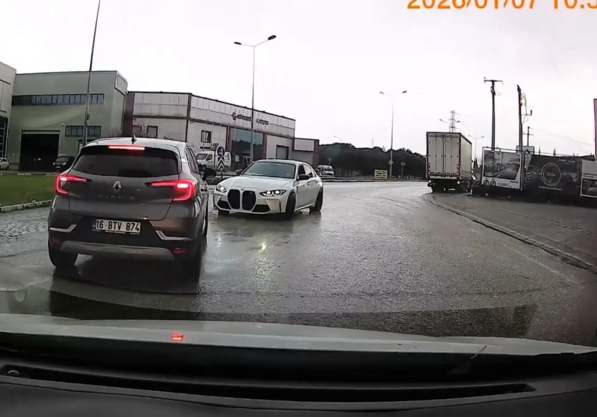 Bursa’nın Nilüfer ilçesinde drift artarken, kontrolden çıkan araç trafiği birbirine