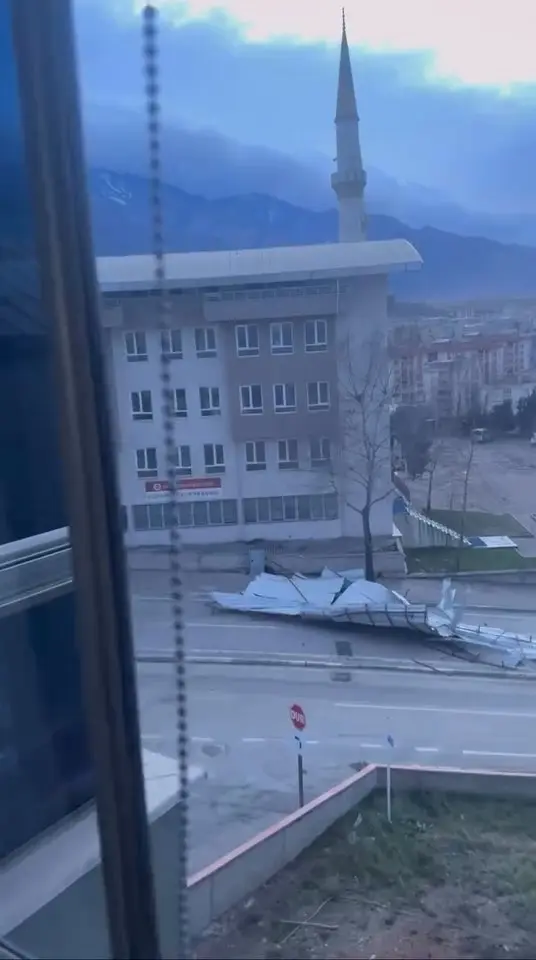 Bursa’nın Kestel ilçesinde etkili olan şiddetli rüzgar, bir caminin çatısını