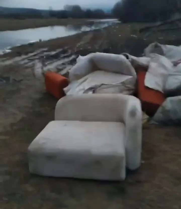 Bursa’nın İnegöl ilçesinde moloz dolu çuvallar ile atık mobilyaları Boğazköy