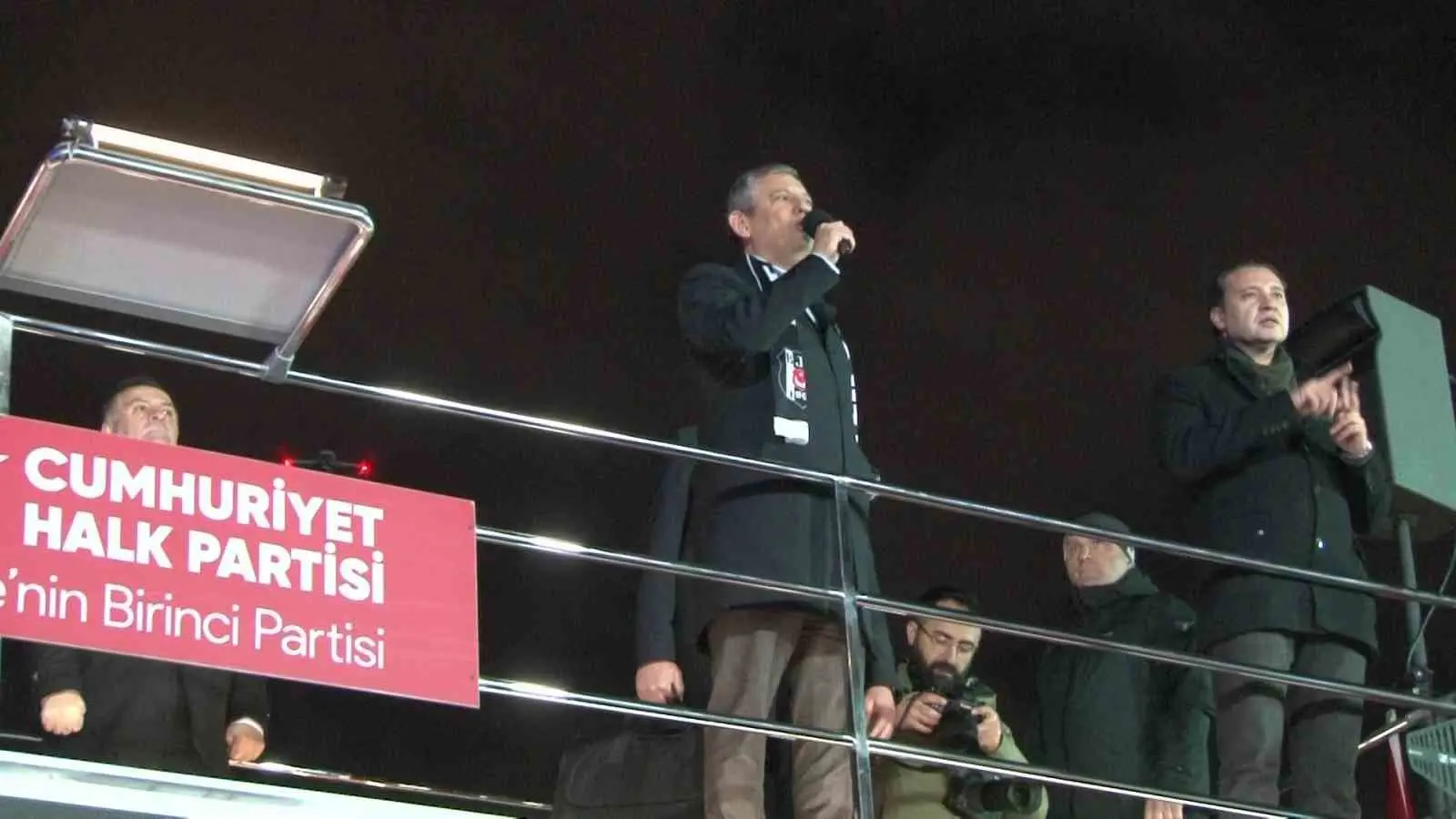 CHP Genel Başkanı Özgür Özel, partisi tarafından Beşiktaş’ta düzenlenen mitingde