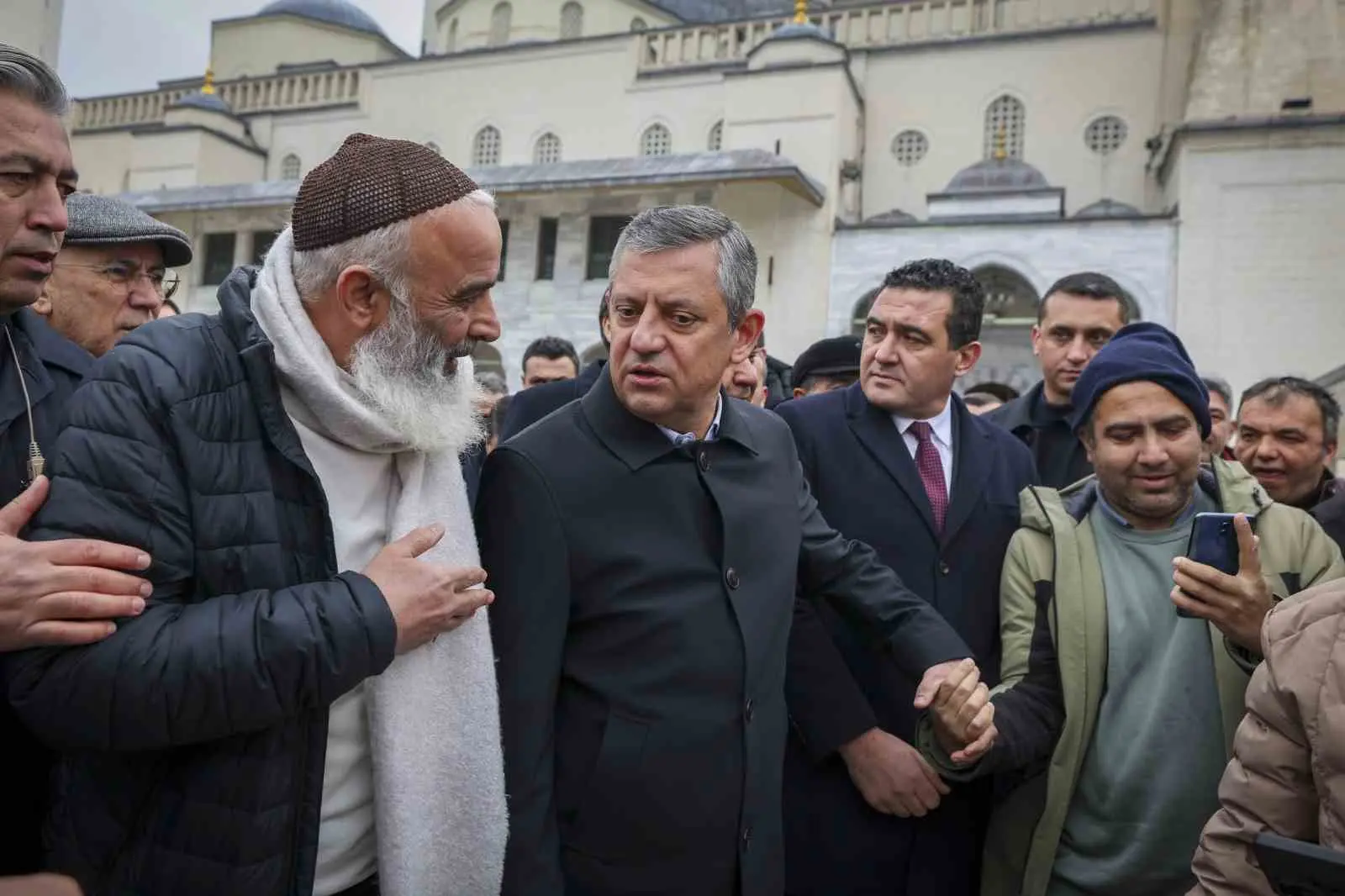 CHP Genel Başkanı Özgür Özel, “Eğer emekli geçinemiyorsa, ülkenin ana