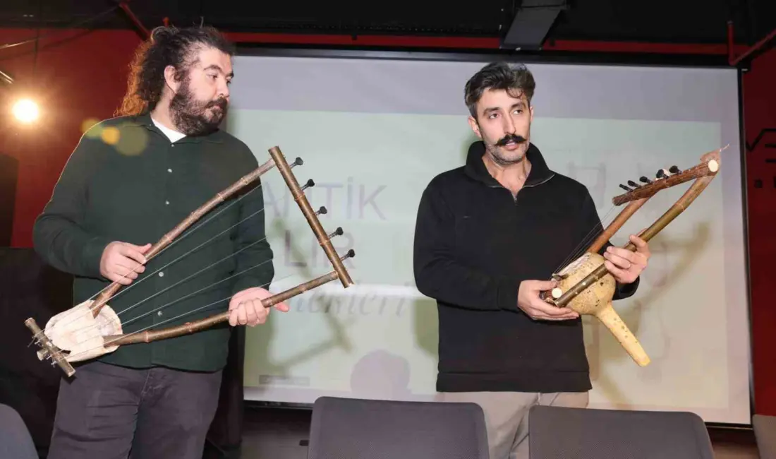 Nilüfer Belediyesi’nin düzenlediği geliştirici atölyeye katılan çocuklar, telli çalgılardan lirin