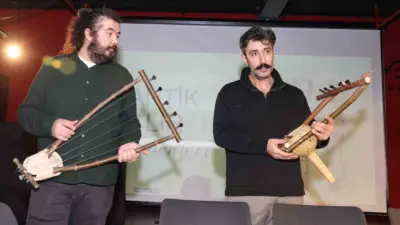 Nilüfer Belediyesi’nin düzenlediği geliştirici atölyeye katılan çocuklar, telli çalgılardan lirin