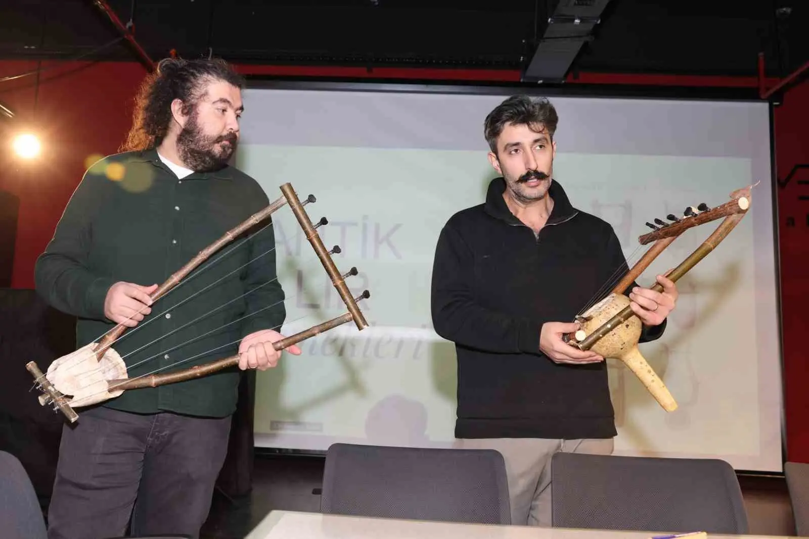 Nilüfer Belediyesi’nin düzenlediği geliştirici atölyeye katılan çocuklar, telli çalgılardan lirin