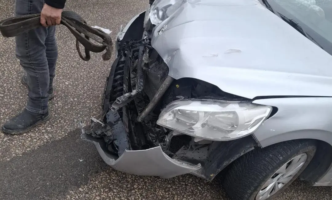 Bursa’da çöp toplayan işçi, çöp kamyonu ile arkadan gelen otomobilin