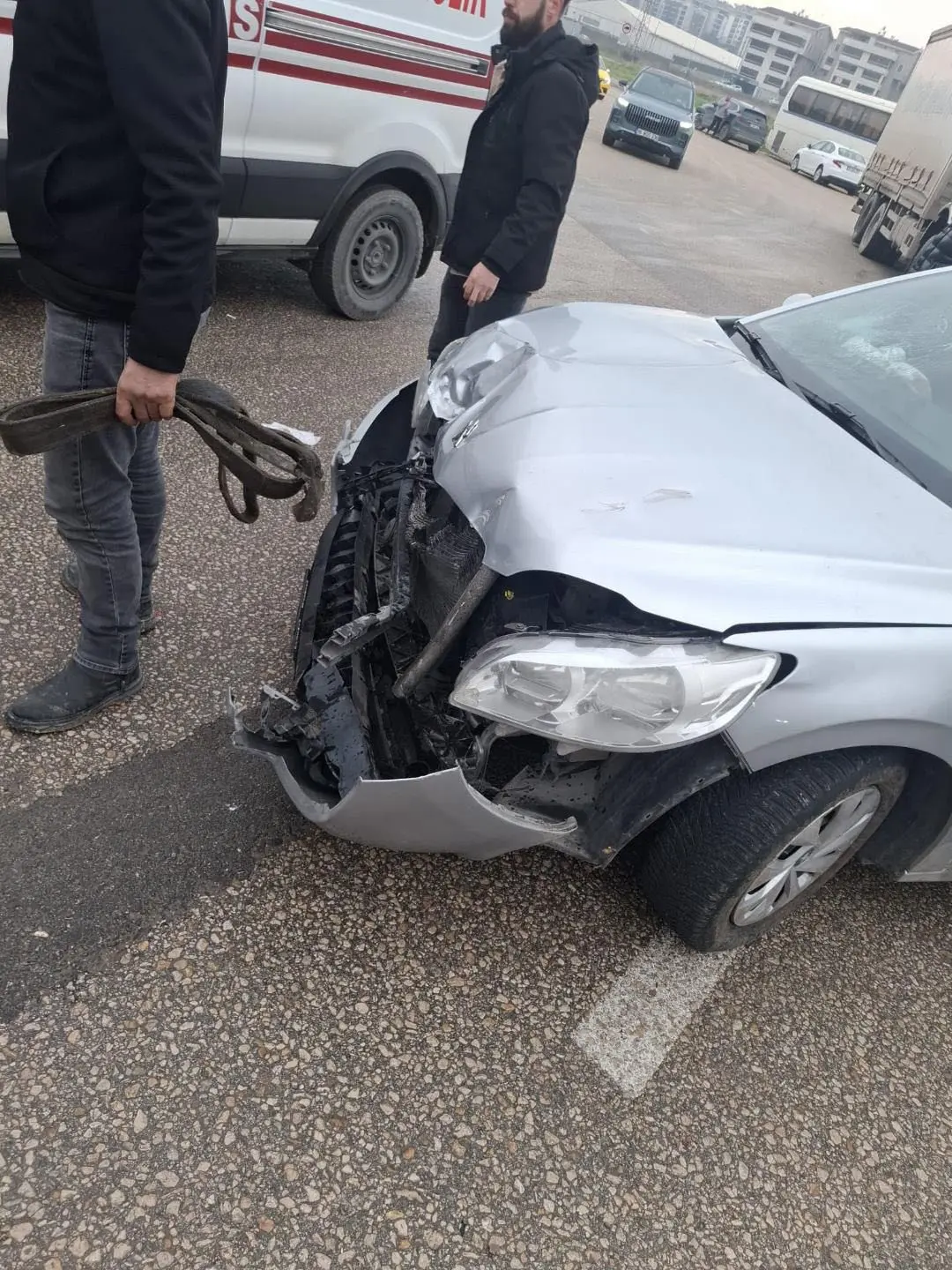 Bursa’da çöp toplayan işçi, çöp kamyonu ile arkadan gelen otomobilin