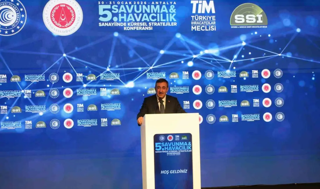 Antalya’da düzenlenen Savunma ve Havacılık Sanayiinde Küresel Stratejiler Konferansı’nda konuşan