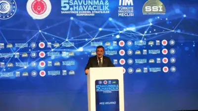 Antalya’da düzenlenen Savunma ve Havacılık Sanayiinde Küresel Stratejiler Konferansı’nda konuşan