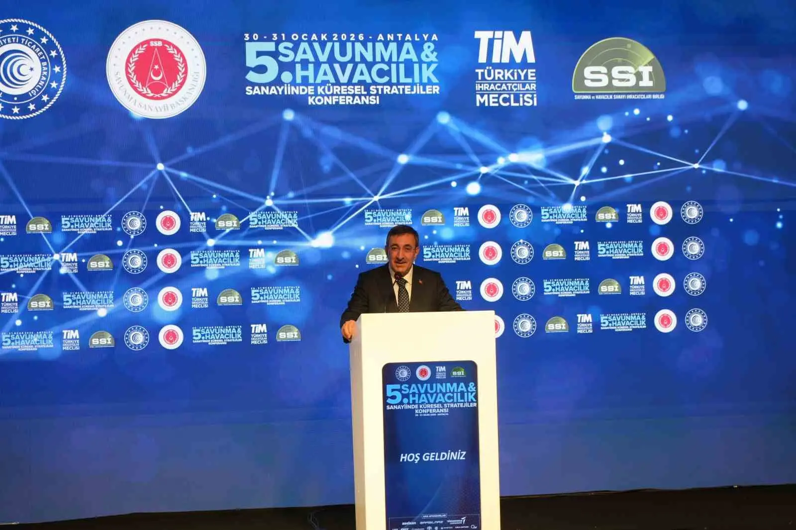 Antalya’da düzenlenen Savunma ve Havacılık Sanayiinde Küresel Stratejiler Konferansı’nda konuşan