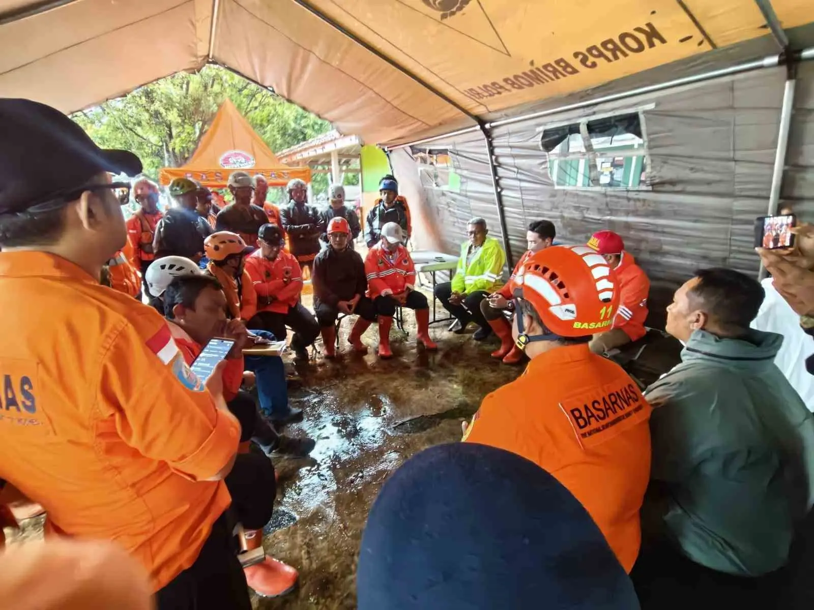 Endonezya’nın Batı Java eyaletinde şiddetli yağışların ardından meydana gelen heyelanda