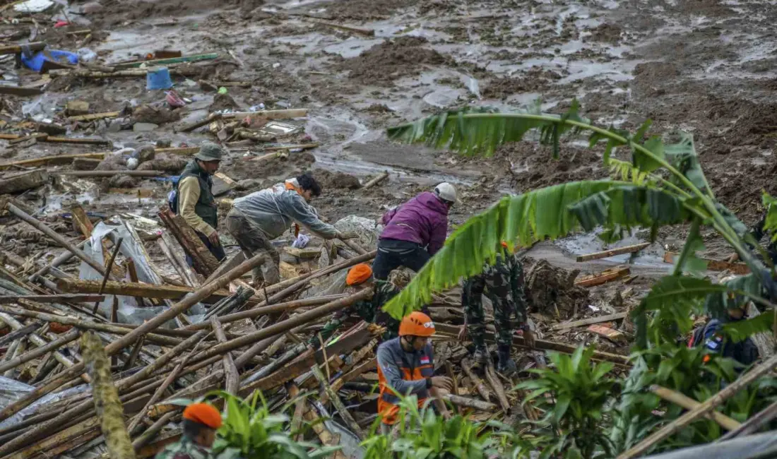 Endonezya’nın Batı Java eyaletinde şiddetli yağışların ardından meydana gelen heyelanda