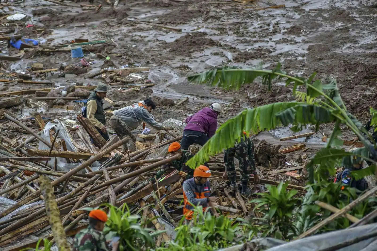 Endonezya’nın Batı Java eyaletinde şiddetli yağışların ardından meydana gelen heyelanda