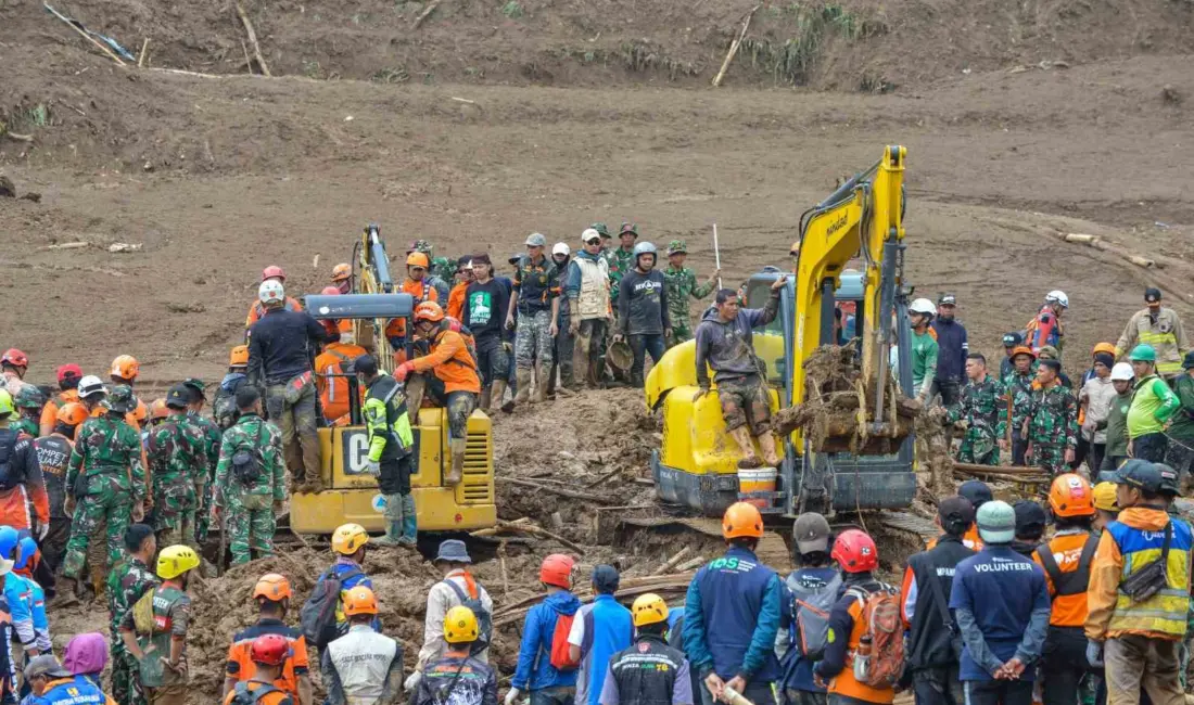 Endonezya’nın Batı Java eyaletinde şiddetli yağışların neden olduğu toprak kaymasında