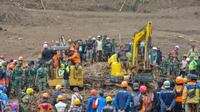 Endonezya’nın Batı Java eyaletinde şiddetli yağışların neden olduğu toprak kaymasında