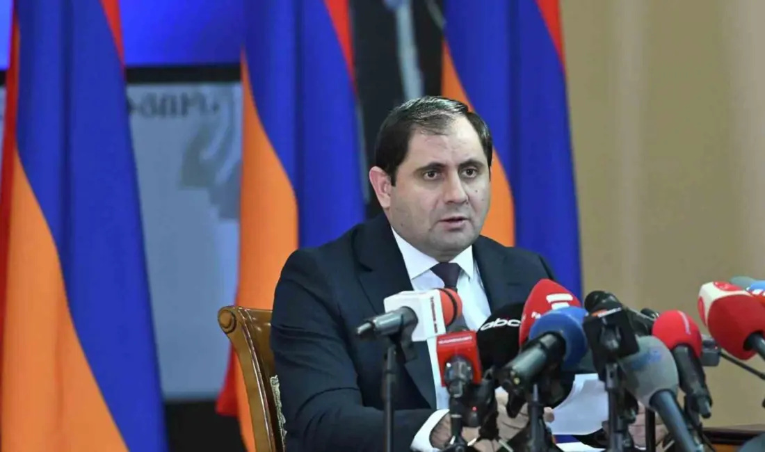 Ermenistan Savunma Bakanı Suren Papikyan, “Herhangi bir ülkeyle, Azerbaycan da