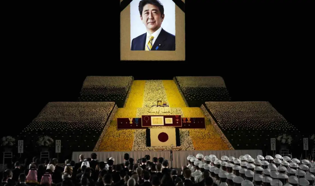 Eski Japonya Başbakanı Shinzo Abe’yi seçim konuşması yaptığı sırada el