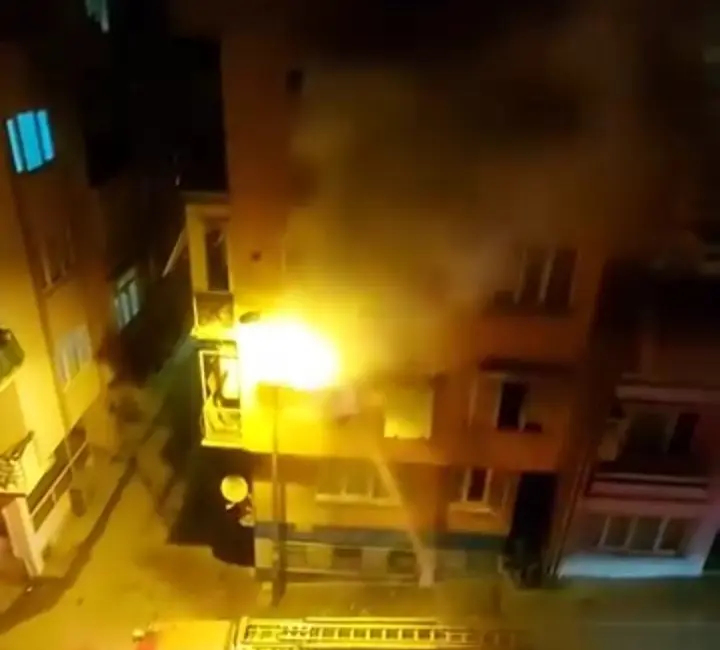 Bursa’da bir binanın balkonunda çıkan yangın sırasında dumanları gören mahalle