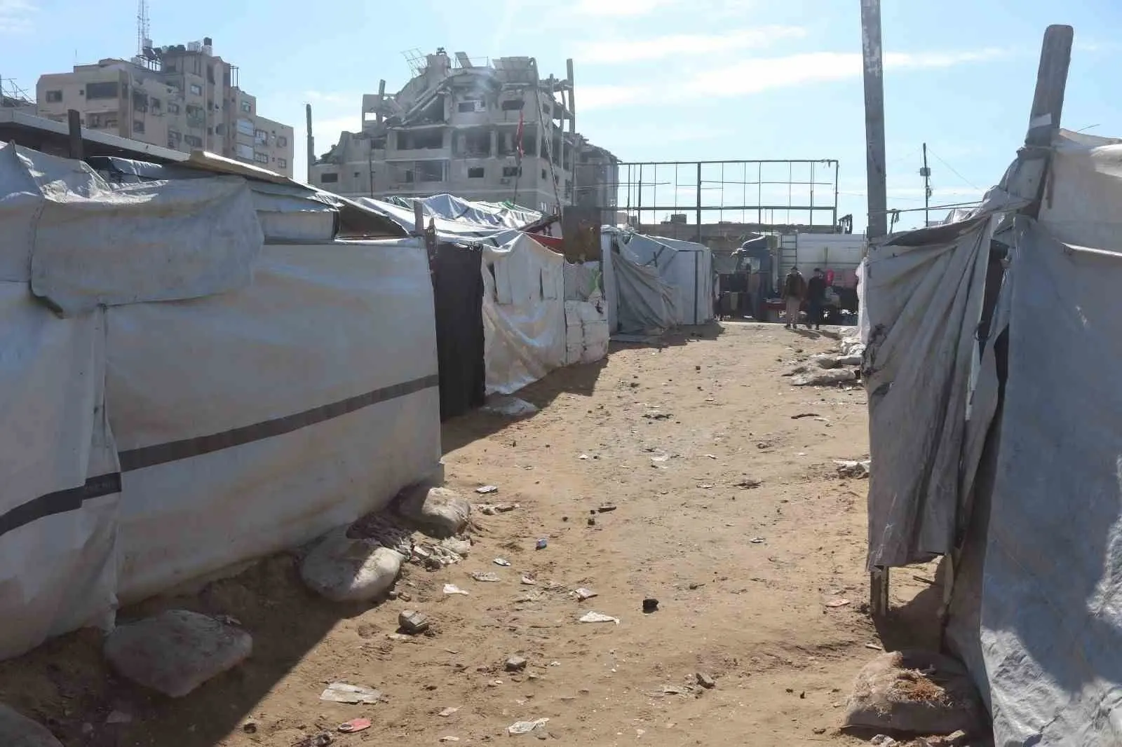 İsrail’in saldırılarını sürdürdüğü Gazze Şeridi’ndeki Filistinliler, ABD Başkanı Donald Trump’ın