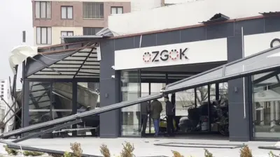 Bursa’nın Osmangazi ilçesinde 3 katlı bir binanın çatısı fırtınada havalanıp