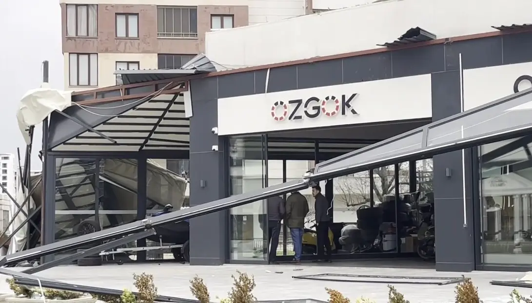 Bursa’nın Osmangazi ilçesinde 3 katlı bir binanın çatısı fırtınada havalanıp