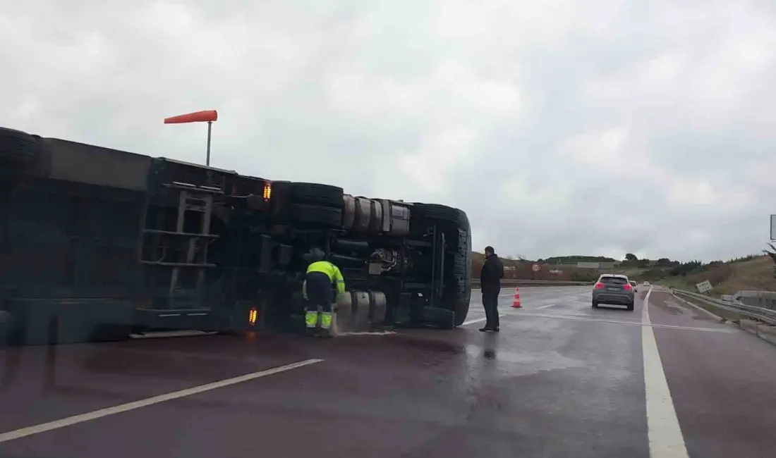 Bursa İstanbul otobanında fırtına viyadükten geçen bir tırı devirdi. Tır