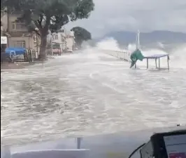Bursa’nın Gemlik ilçesinde şiddetli fırtına sebebiyle kara ile deniz birleşti.