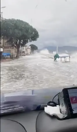 Bursa’nın Gemlik ilçesinde şiddetli fırtına sebebiyle kara ile deniz birleşti.
