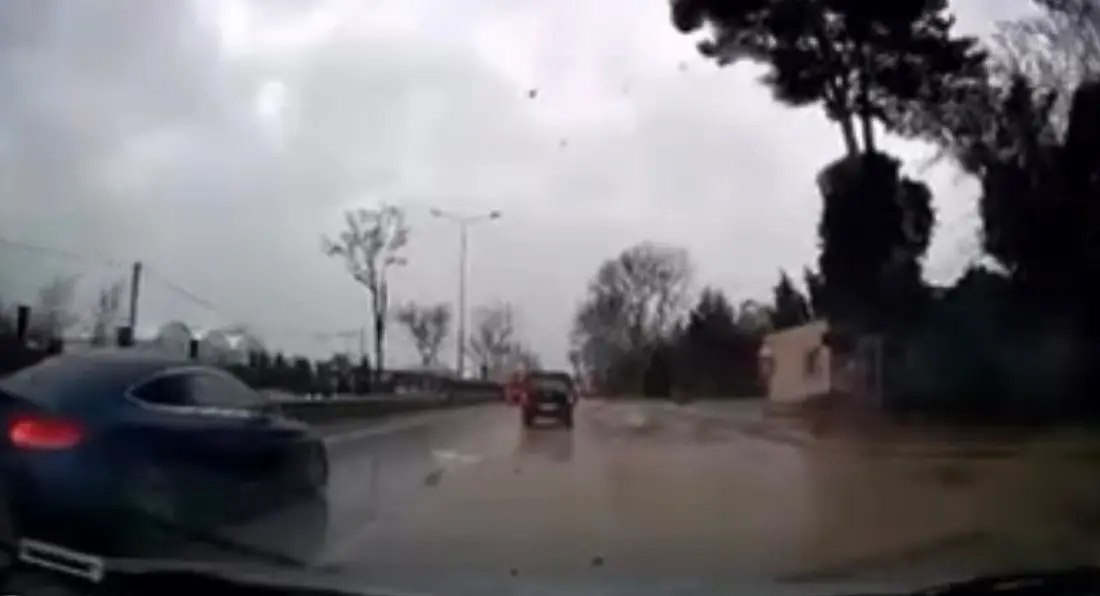 Bursa’da saatteki hızı 75 kilometreyi bulan fırtına ağaçları devirdi çatıları