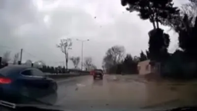 Bursa’da saatteki hızı 75 kilometreyi bulan fırtına ağaçları devirdi çatıları